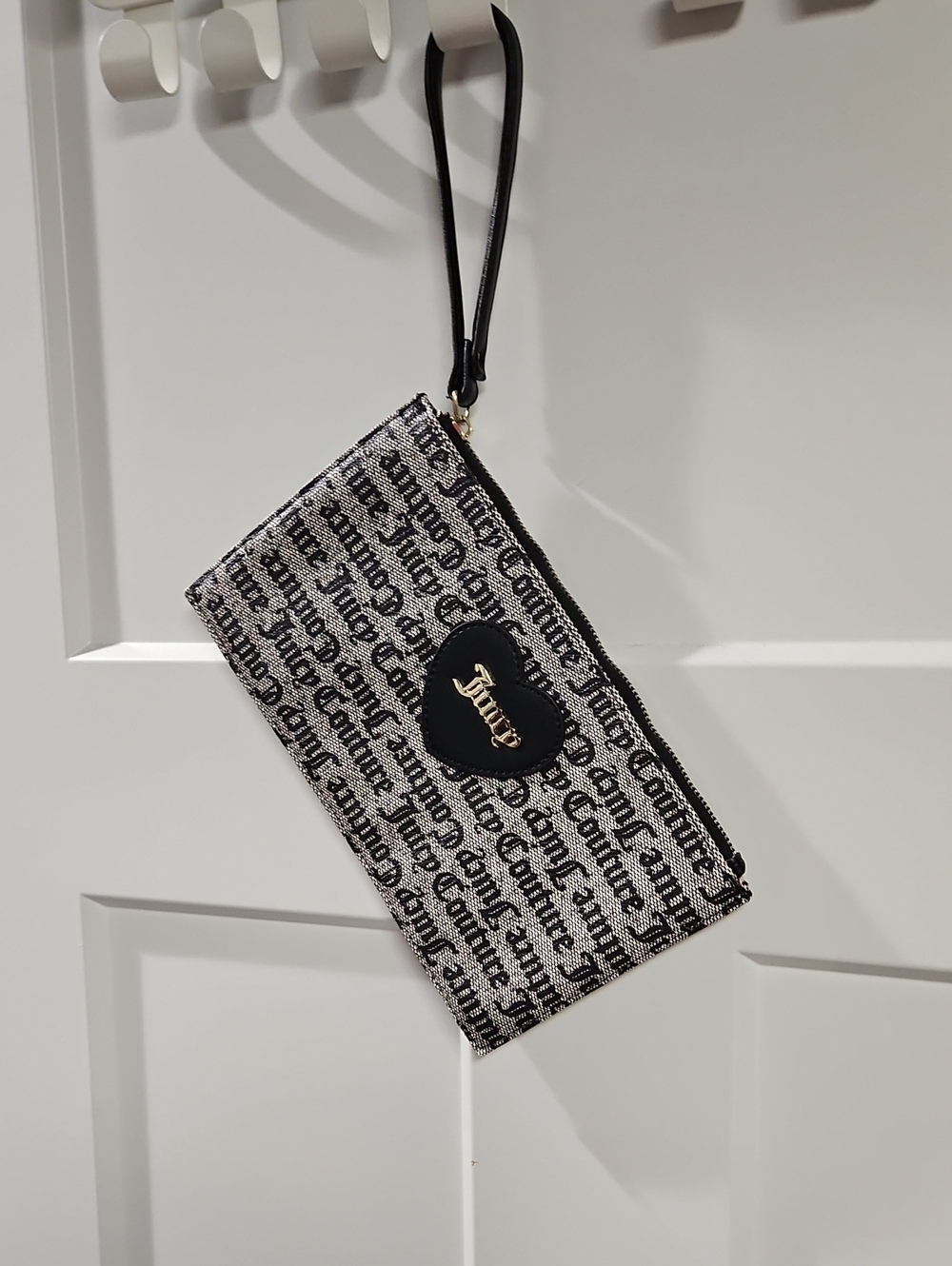 Juicy Couture  Black & White Wristlet Like New
